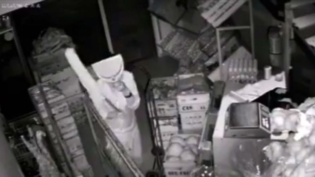 El insólito camuflaje que improvisó un ladrón para robar una verdulería