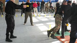El gobierno provincial proyecta que desde septiembre policías de Santa Fe y Rosario porten las pistolas Taser