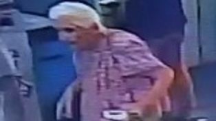 Búsqueda: fue vista con un remisero extrayendo 11.000 dólares
