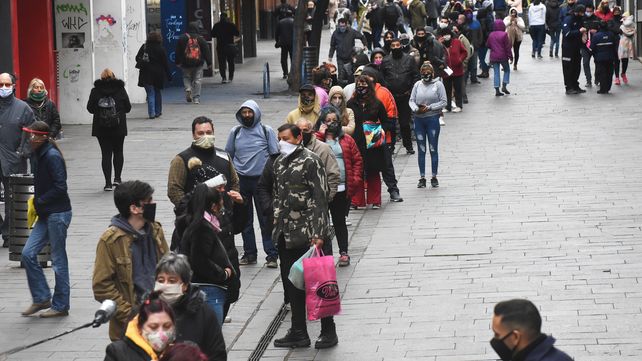Cola en la peatonal Córdoba para llegar al cajero del Banco Nación.