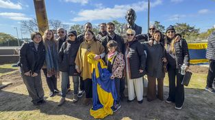 La familia del Escribano Vesco posa con el busto con el cual la comisión directiva de Central homenajeó a tres presidentes.