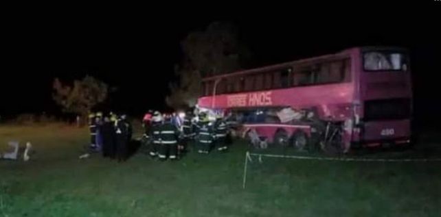 Un camión y un micro de pasajeros chocaron en la ruta nacional 34, entre las localidades de Casas y Las Bandurrias. 