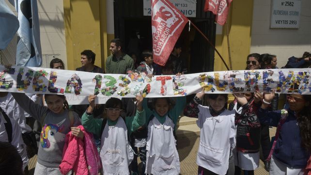 El abrazo solidario que alumnos
