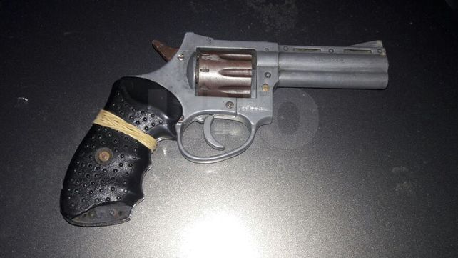 Bº Centenario: detuvieron a un sujeto con un revólver 32 cargado