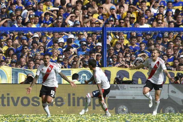 Manuel Lanzini ya convirtió y sale a festejarlo con alma y vida en una Bombonera sorprendida.