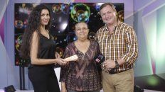 Lorena Smail, responsable del área de Marketing de Diario UNO junto a Irma, una de las afortunadas y el conductor televisivo Horacio Moglia, al momento de la entrega del premio. Lorena Smail, responsable del área de Marketing de Diario UNO junto a Irma, una de las afortunadas y el conductor televisivo Horacio Moglia, al momento de la entrega del premio.
