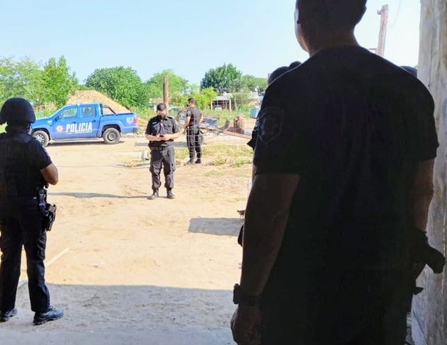 Una pareja que viajaba con un bebe en moto baleó a una menor en B° Policial.&nbsp;