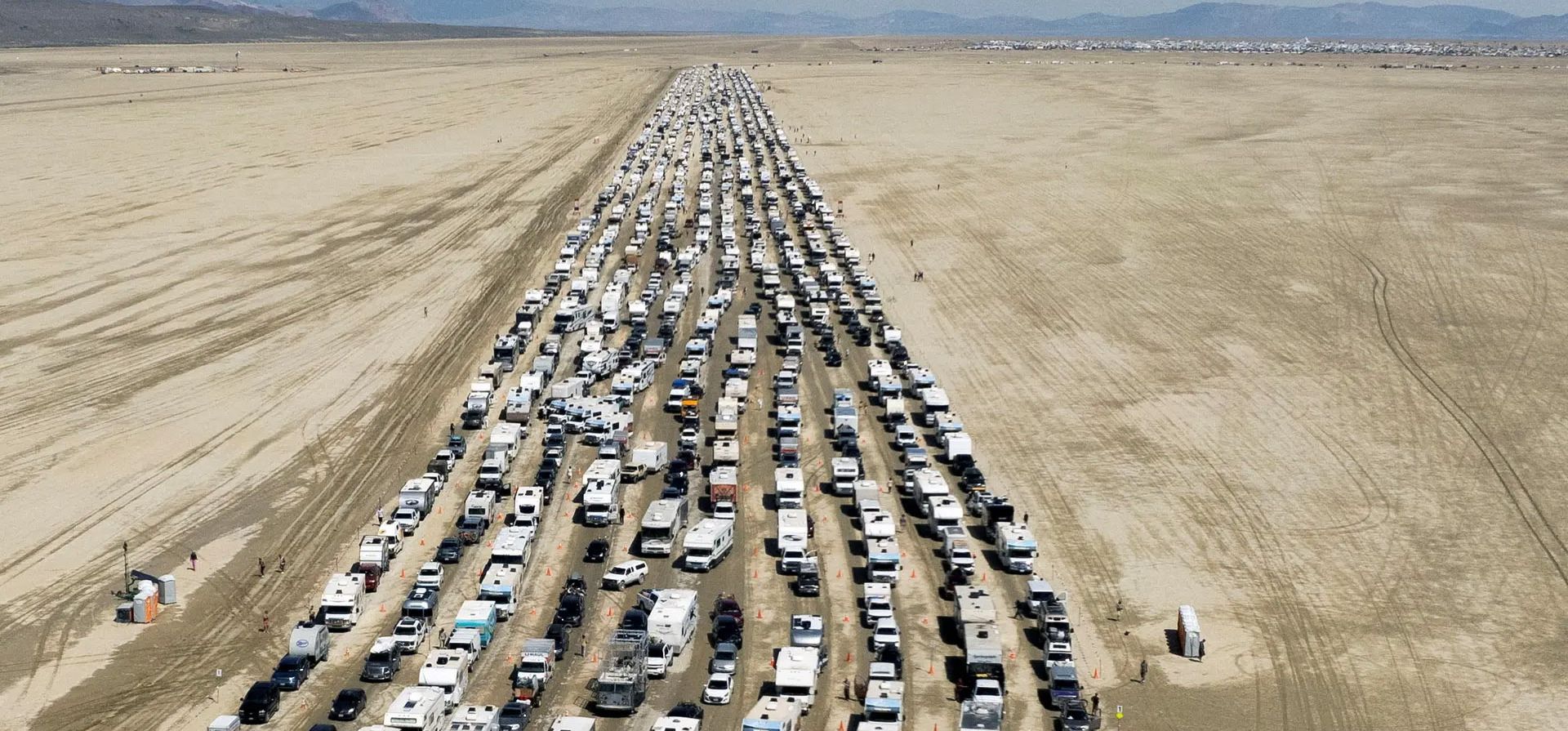 Black Rock City, Estados Unidos. Se ven vehículos saliendo del festival Burning Man en Nevada. Fotografía: Matt Mills Mcknight/Reuters Black Rock City, Estados Unidos. Se ven vehículos saliendo del festival Burning Man en Nevada. Fotografía: Matt Mills Mcknight/Reuters