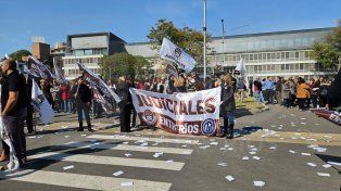 Trabajadores judiciales nucleados en la Unión de Empleados Judiciales de la Nación (UEJN) reclamaron la restitución del 26% de la Ley de Emergencias.