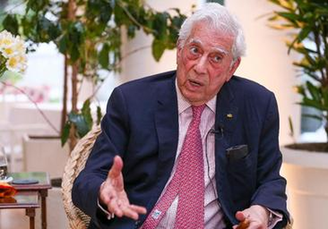Vargas Llosa durante una reciente visita a Lima. El escritor tiene 87 años.