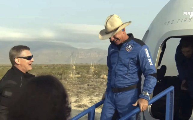 En esta foto proporcionada por Blue Origin, Jeff Bezos, fundador de Amazon y la compañía de turismo espacial Blue Origin, sale de la cápsula New Shepard.