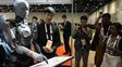 Un robot diseñado por Engineers Arts y llamado AMECA interactúa con los visitantes durante la Conferencia Internacional sobre Robótica y Automatización ICRA en Londres, el martes 30 de mayo de 2023.