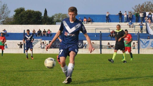 Los primeros pasos. El delantero Rodrigo Castillo con la camiseta de Sportivo Rivadavia de Venado Tuerto.&nbsp;