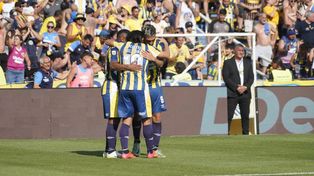 El abrazo de Campaz, la figura, con los autores del segundo, Cervera, y el tercer gol, Malcorra.