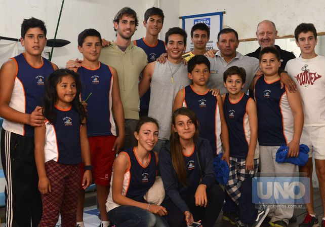 Felices. Los deportistas que hacen canotaje y remo estuvieron ayer en el acto de apertura de los Centros de Desarrollo.   Foto UNO/Mateo Oviedo