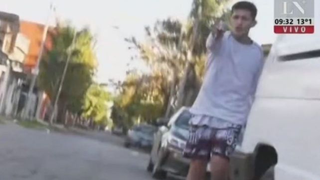 El hombre que amenazó a dos móviles de televisión con armas de fuego durante la cobertura de una disputa narco en Lomas del Mirador.