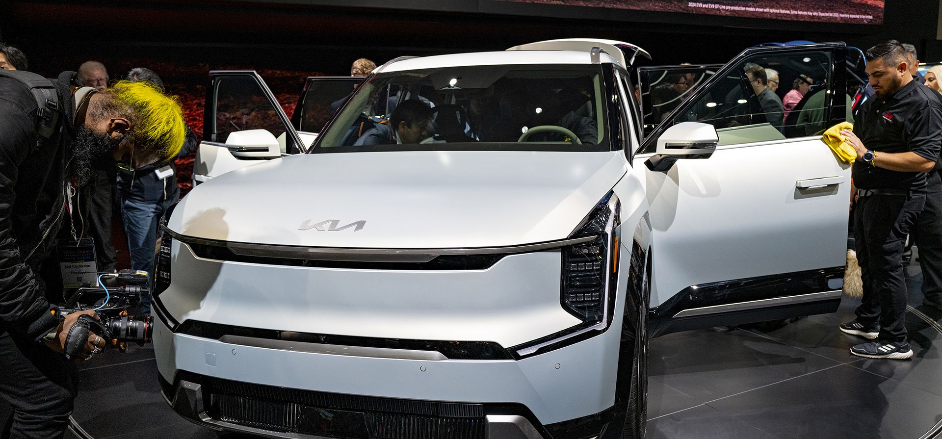 La gente observa el KIA EV9 después de su presentación en el Salón Internacional del Automóvil de Nueva York, el miércoles 5 de abril de 2023. (AP Photo/Craig Ruttle)