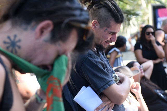 Dolor y llanto en el rostro de los amigos de Jimi Altamirano.