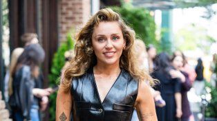 Miley Cyrus publica Secrets, su nueva canción dedicada a su padre