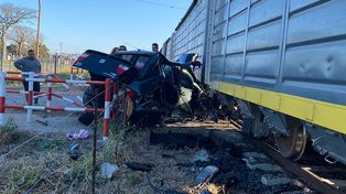 El automóvil Seat Córdoba quedó totalmente destruído tras el impacto de la formación de Belgrano Cargas, en el ingreso norte de Desvío Arijón.
