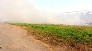 Los vientos que soplan del noroeste, en ráfagas, a 45 kilómetros la hora avivan las quemas en islas. Hay cuatro provincias con incendios activos según SNMF