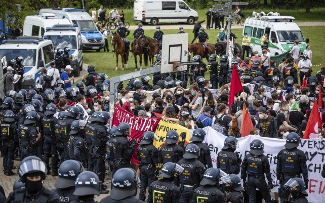 Los manifestantes que participan en una contramanifestación dirigida contra