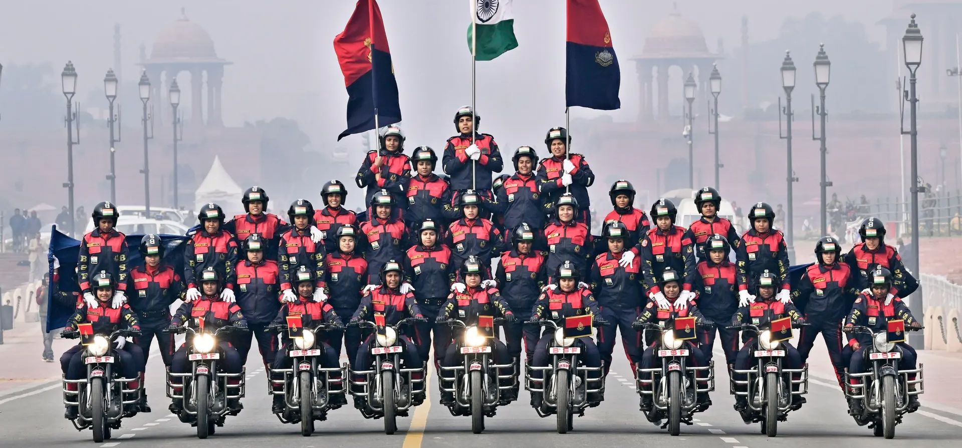 Nueva Delhi, India. El equipo de motocicletas temerarias de la Fuerza de Seguridad Fronteriza, Seema Bhawani, compuesto exclusivamente por mujeres. Fotografía: Sipa US/Alamy