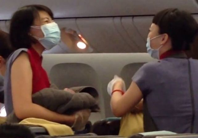 VIDEO: Emotivo nacimiento de una bebé en pleno vuelo