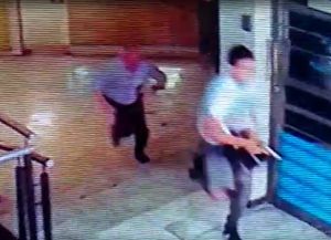 Un video muestra el momento en que Oldani forcejea con sus asesinos