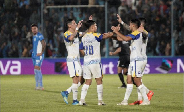 En la visita a Estudiantes de Río Cuarto, el Canalla selló el pasaje a los octavos de final en el Apertura.