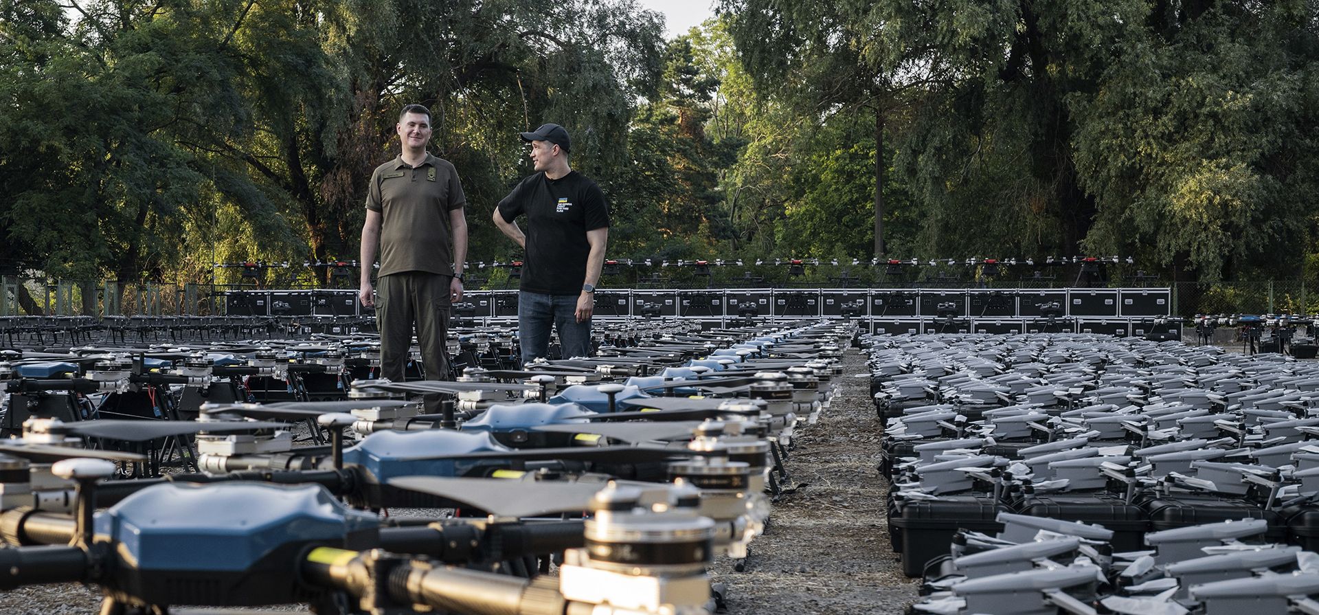 Mykhailo Fedorov, ministro ucraniano de transformación digital, a la derecha, y Yuriy Shchygol, jefe del Servicio Especial de Comunicaciones del Estado, posan para una foto junto a 1700 drones que se envían al frente para ser utilizados contra las fuerzas rusas, en Kiev, Ucrania, el martes 25 de julio de 2023. (Foto AP/Libkos) Mykhailo Fedorov, ministro ucraniano de transformación digital, a la derecha, y Yuriy Shchygol, jefe del Servicio Especial de Comunicaciones del Estado, posan para una foto junto a 1700 drones que se envían al frente para ser utilizados contra las fuerzas rusas, en Kiev, Ucrania, el martes 25 de julio de 2023. (Foto AP/Libkos)