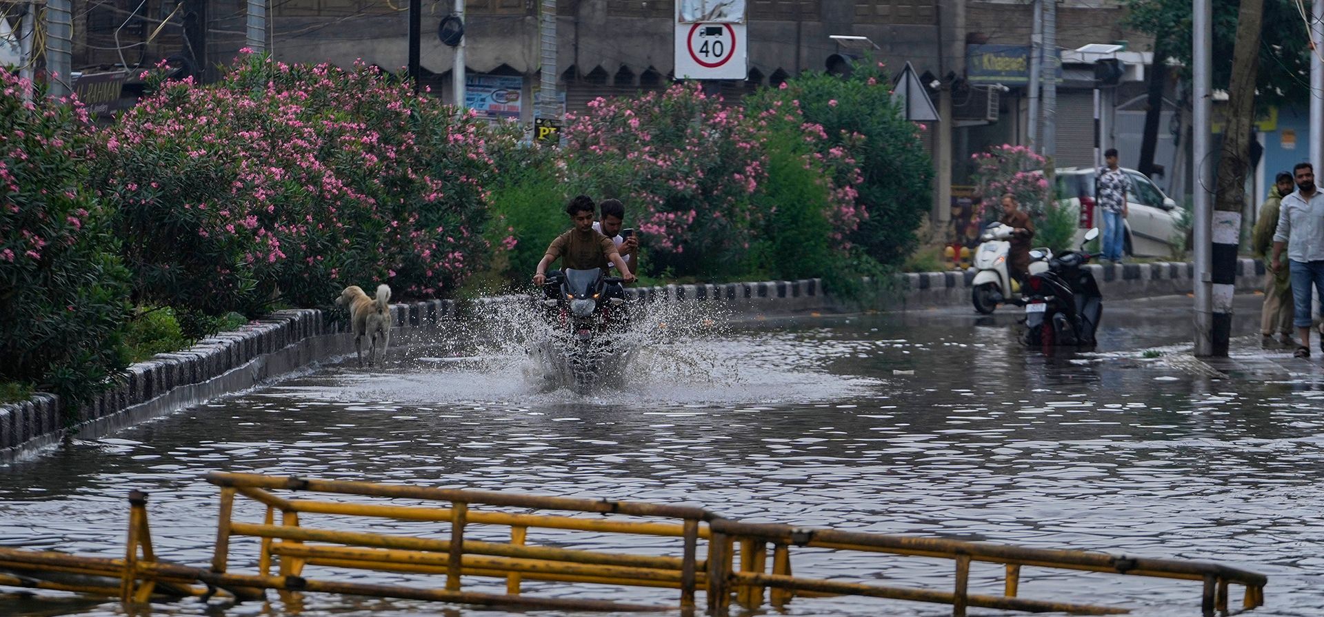 Unos jóvenes circulan en motocicleta por una calle inundada tras las fuertes lluvias en Srinagar, en la Cachemira controlada por la India, el lunes 20 de julio de 2026. (Foto AP/Mukhtar Khan) Unos jóvenes circulan en motocicleta por una calle inundada tras las fuertes lluvias en Srinagar, en la Cachemira controlada por la India, el lunes 20 de julio de 2026. (Foto AP/Mukhtar Khan)