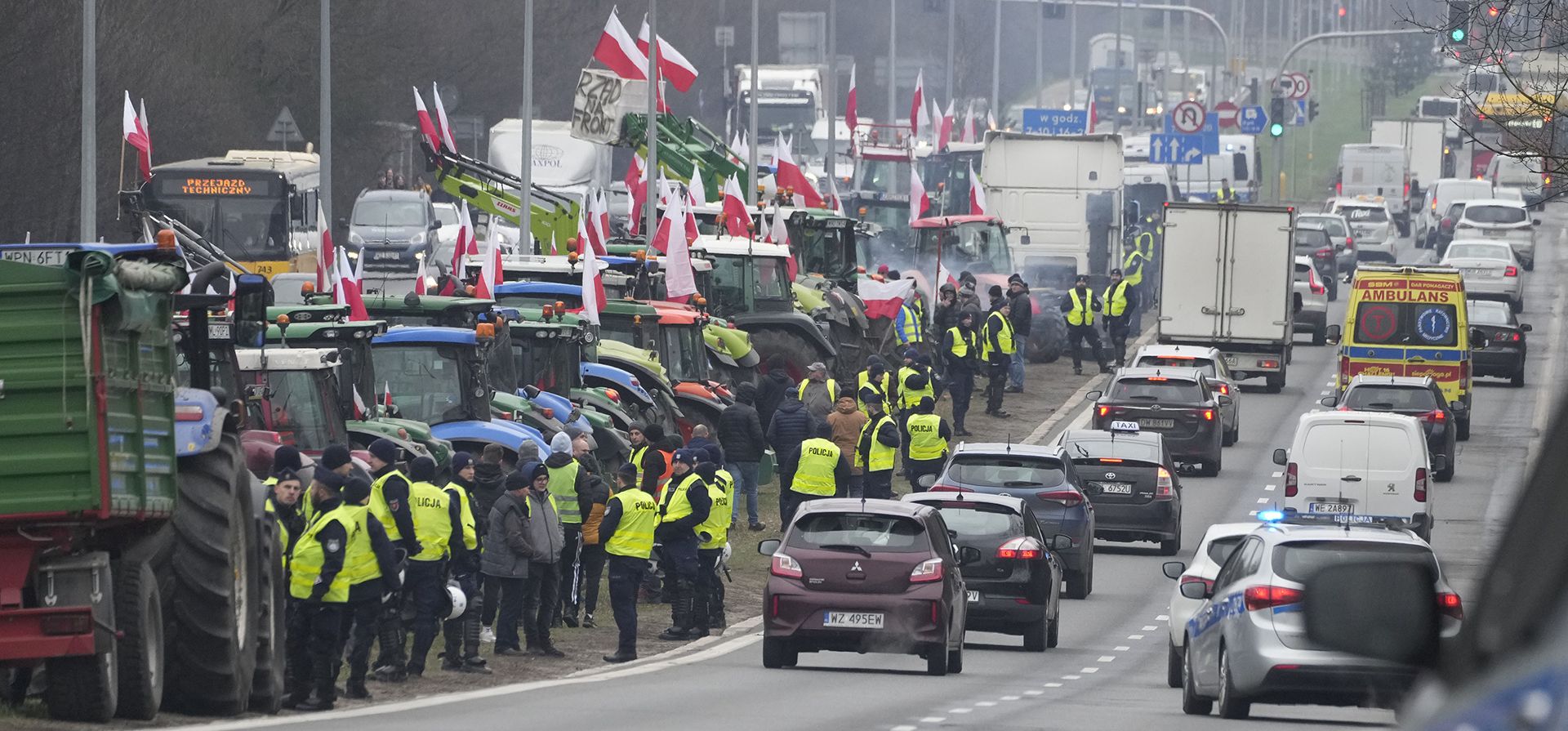 Agricultores polacos bloquean una carretera importante con tractores durante una protesta en Lomianki, cerca de Varsovia, Polonia, el miércoles 6 de marzo de 2024. La protesta aumenta la presión sobre el gobierno, que exige que se cierre la frontera entre Polonia y Ucrania a las importaciones de alimentos y exigen cambios a las políticas climáticas y agrícolas de la Unión Europea. (Foto AP/Czarek Sokolowski) Agricultores polacos bloquean una carretera importante con tractores durante una protesta en Lomianki, cerca de Varsovia, Polonia, el miércoles 6 de marzo de 2024. La protesta aumenta la presión sobre el gobierno, que exige que se cierre la frontera entre Polonia y Ucrania a las importaciones de alimentos y exigen cambios a las políticas climáticas y agrícolas de la Unión Europea. (Foto AP/Czarek Sokolowski)