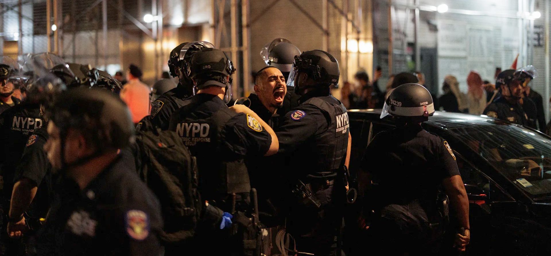 Agentes de policía arrestan a un hombre durante una protesta de Flood Manhattan por el Líbano. La manifestación se produce tras los ataques aéreos israelíes que mataron al menos a 558 personas el 23 de septiembre, según el Ministerio de Salud libanés, Nueva York, Estados Unidos. Fotografía: Paul Frangipane/AFP/Getty Images Agentes de policía arrestan a un hombre durante una protesta de Flood Manhattan por el Líbano. La manifestación se produce tras los ataques aéreos israelíes que mataron al menos a 558 personas el 23 de septiembre, según el Ministerio de Salud libanés, Nueva York, Estados Unidos. Fotografía: Paul Frangipane/AFP/Getty Images