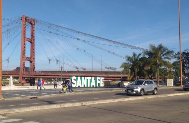 Tras 64 días de aislamiento, los santafesinos volvieron a caminar por la costanera de una forma inusual