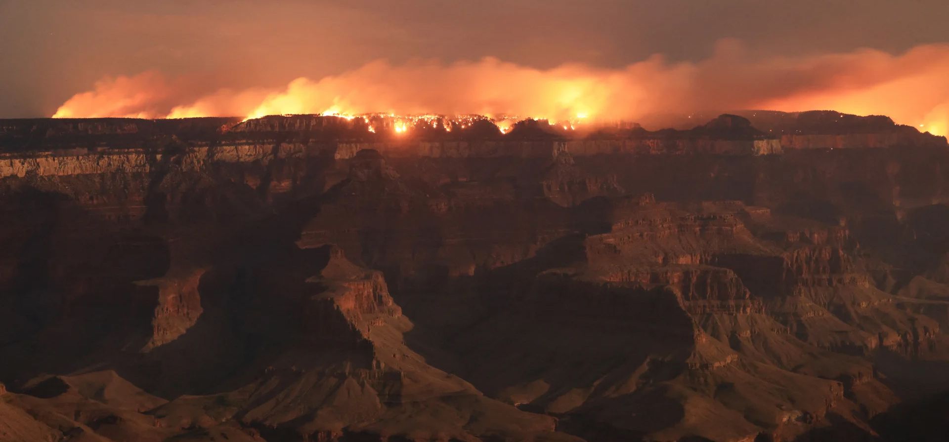 El fuego Dragon Bravo arde en el lado norte del cañón, como se ve desde Grandeur Point en el borde sur, Gran Cañón, Estados Unidos. Fotografía: David Swanson/Reuters El fuego Dragon Bravo arde en el lado norte del cañón, como se ve desde Grandeur Point en el borde sur, Gran Cañón, Estados Unidos. Fotografía: David Swanson/Reuters