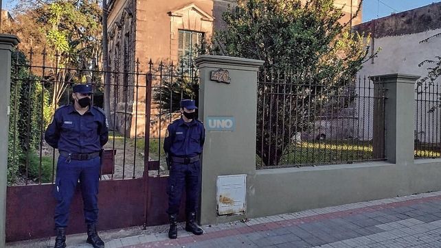 El asesino saltó la reja y entró a la casa por una puerta lateral. La Policía trabaja para el esclarecimiento del homicidio.