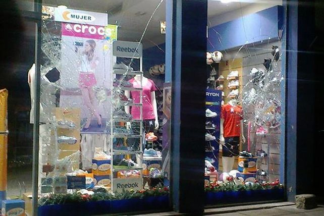Algunos comercios permanecen cerrados y no hay actividad bancaria en la ciudad por falta de presencia policial
