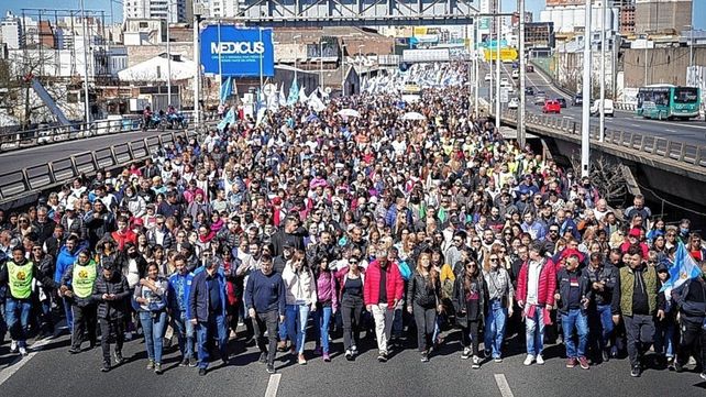 Multitudinarias marchas para repudiar el ataque a la Vicepresidenta