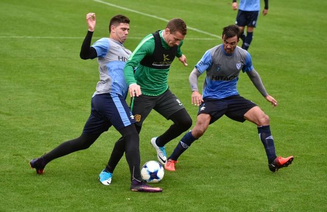 Ruben intenta eludir la marca de los zagueros de Vélez.&nbsp;