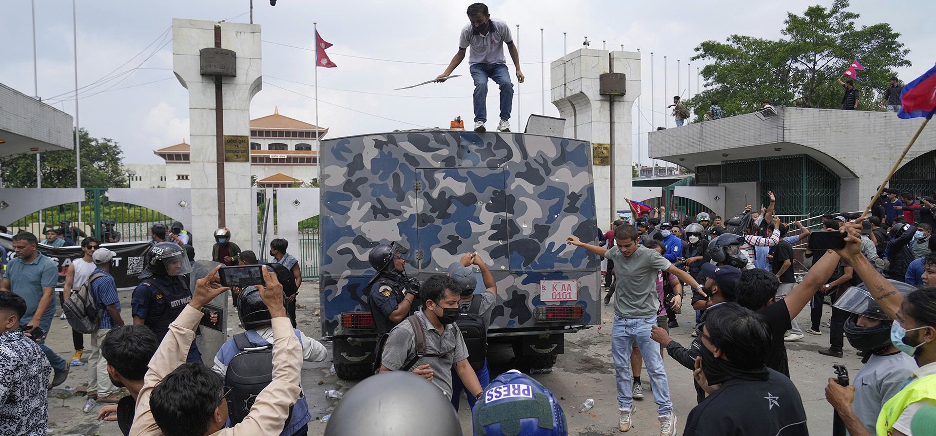 Manifestantes rodean un vehículo blindado de la policía durante enfrentamientos frente al Parlamento en Katmandú, Nepal, el lunes 8 de septiembre de 2025. (Foto AP/Niranjan Shrestha) Manifestantes rodean un vehículo blindado de la policía durante enfrentamientos frente al Parlamento en Katmandú, Nepal, el lunes 8 de septiembre de 2025. (Foto AP/Niranjan Shrestha)