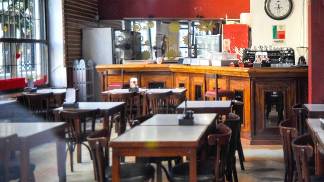 Los clientes deberán identificarse para entrar a bares y restaurantes una vez que reabran