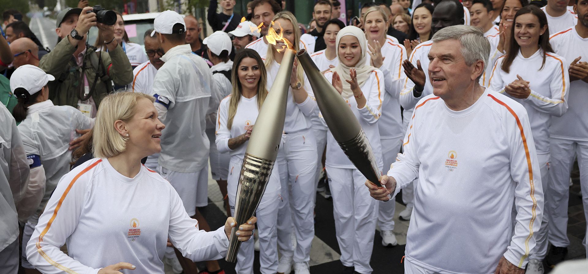 Emma Terho, presidenta de la Comisión de Atletas del COI, y el presidente del COI, Thomas Bach, participan en el relevo de la antorcha de la Villa Olímpica en los Juegos Olímpicos de Verano de 2024, el viernes 26 de julio de 2024, en París, Francia. (Leah Millis/Pool Photo via AP) Emma Terho, presidenta de la Comisión de Atletas del COI, y el presidente del COI, Thomas Bach, participan en el relevo de la antorcha de la Villa Olímpica en los Juegos Olímpicos de Verano de 2024, el viernes 26 de julio de 2024, en París, Francia. (Leah Millis/Pool Photo via AP)