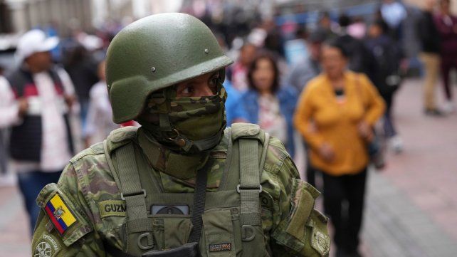 Legisladores de Ecuador acordaron indultar a militares que combatan a las bandas