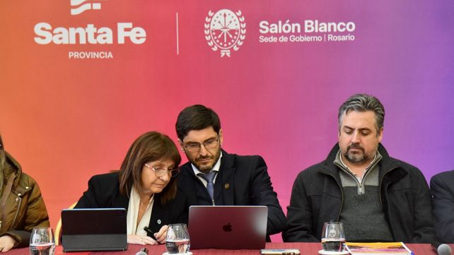 La ministra de Seguridad de la Nación, Patricia Bullrich, junto al gobernador de Santa Fe, Maximiliano Pullaro, y el ministro de Seguridad, Pablo Cococcioni.