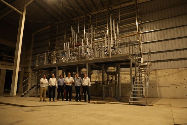 Los directivos de Protergium y Helm en las instalaciones de la nueva planta.