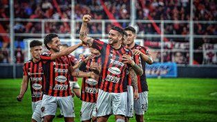 Cristian González festeja el primer gol de Patronato.
