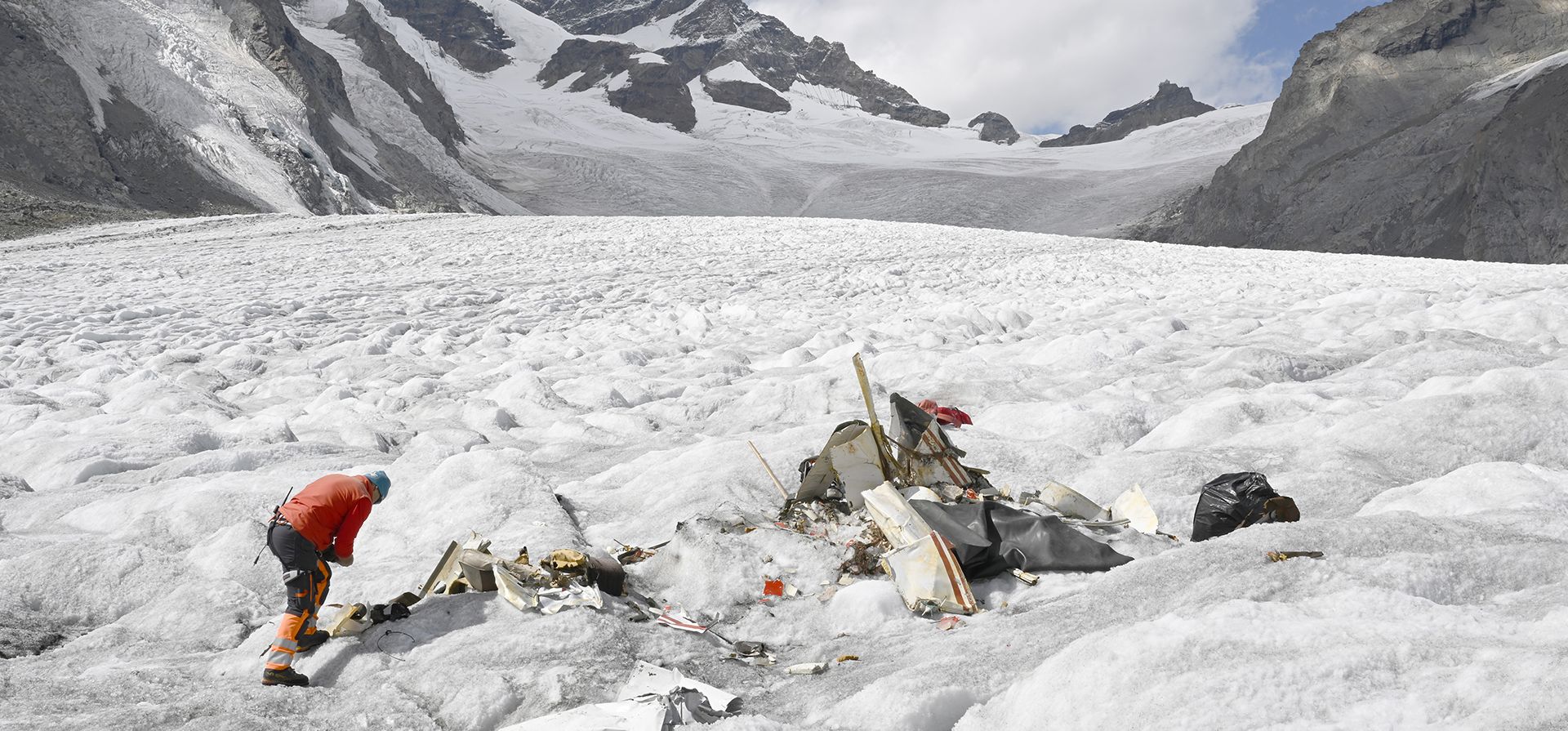 Trabajadores recogen los escombros de un avión que se estrelló en 1968, el jueves 8 de septiembre de 2022, entre Jungfraufirn y Konkordiaplatz, en el glaciar Aletsch en el municipio de Fieschertal en el Valais. Debido al derretimiento de los glaciares tras un verano caluroso, el 4 de agosto un guía de montaña descubrió piezas de los restos del avión Piper Cherokee, matrícula HB-OYL, que se estrelló el 30 de junio de 1968.