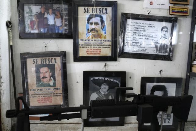 Imágenes enmarcadas del fallecido narcotraficante se exhiben a la venta en una tienda de souvenirs en Doradal