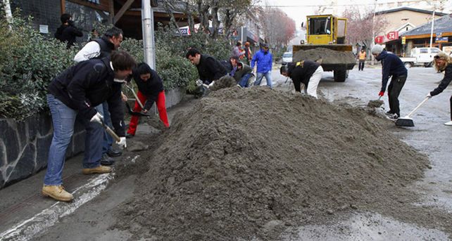 Vecinos y voluntarios salieron a la calle a limpiar Bariloche de las cenizas